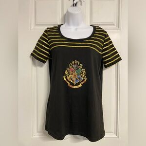 T19a- WIZARDING WORLD OF HARRY POTTER Black and Gold Hogwarts Crest T-Shirt